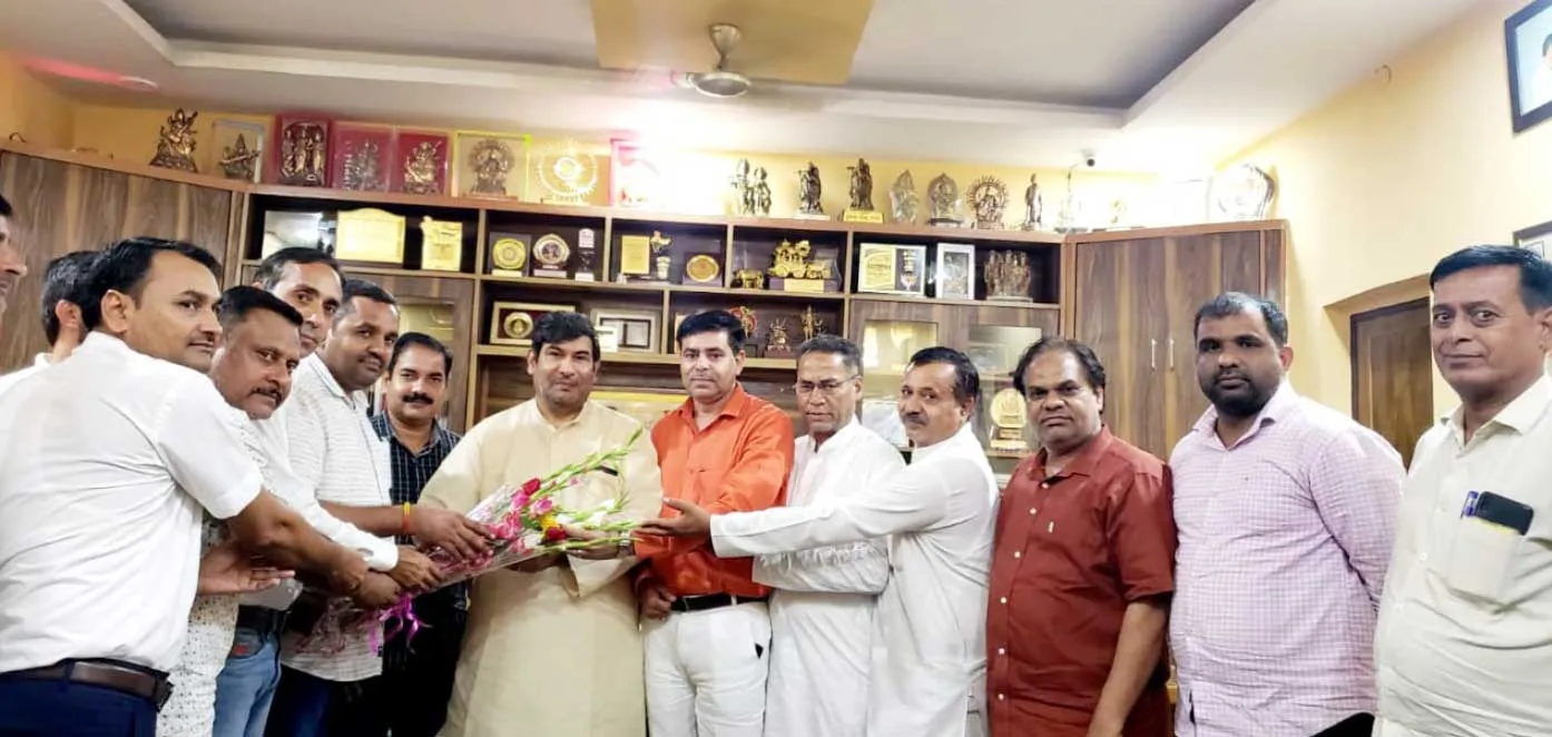 प्राथमिक शिक्षक संघ ने एम एल सी शिक्षक से मुलाकात कर अपनी समस्याओं का मांग पत्र सौंपा