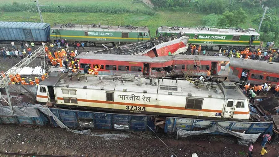 odisha train accident reason: बढ़ती तकनीक और दहलाते रेल हादसे