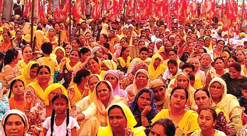 रोजगार पक्का करवाने की मांग को लेकर सड़कों पर उतरे जल सप्लाई कर्मचारी