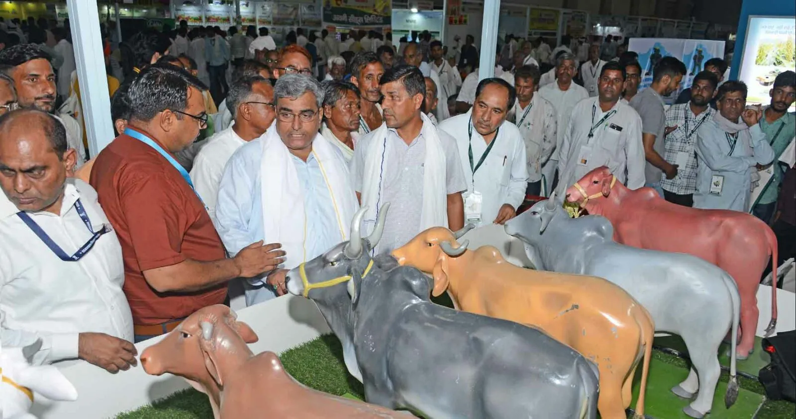 अत्याधुनिक कृषि मशीनरी प्रदर्शन में किसान दिखे उत्साहित