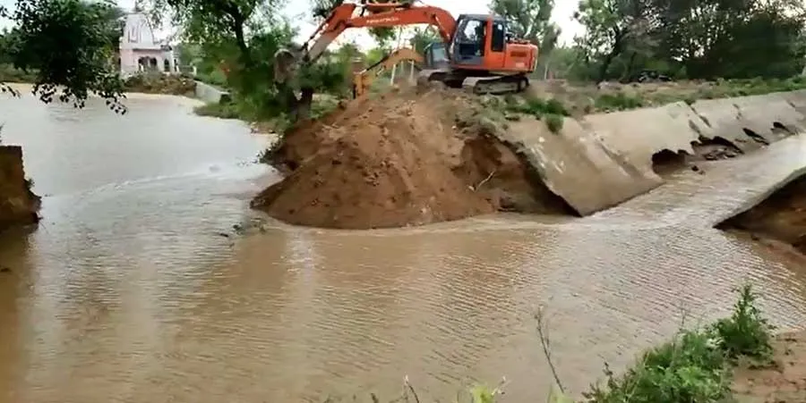 नहर टूटी, 12 एकड़ कपास की फसल जलमग्न, स्कूल और घरों तक पहुंचा पानी