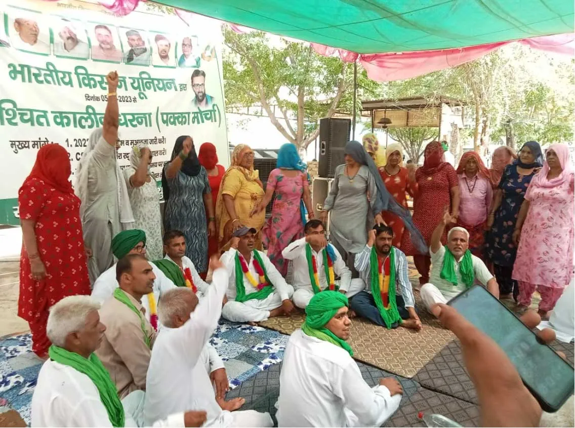चूल्हा चौंका छोड़कर किसानों के धरने पर पहुंची महिलाएं