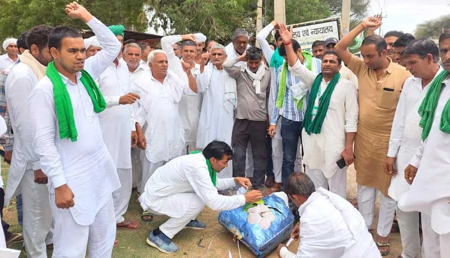 चौपटा तहसील कार्यालय में किसानों ने सांसद बृजभूषण का फूंका पुतला