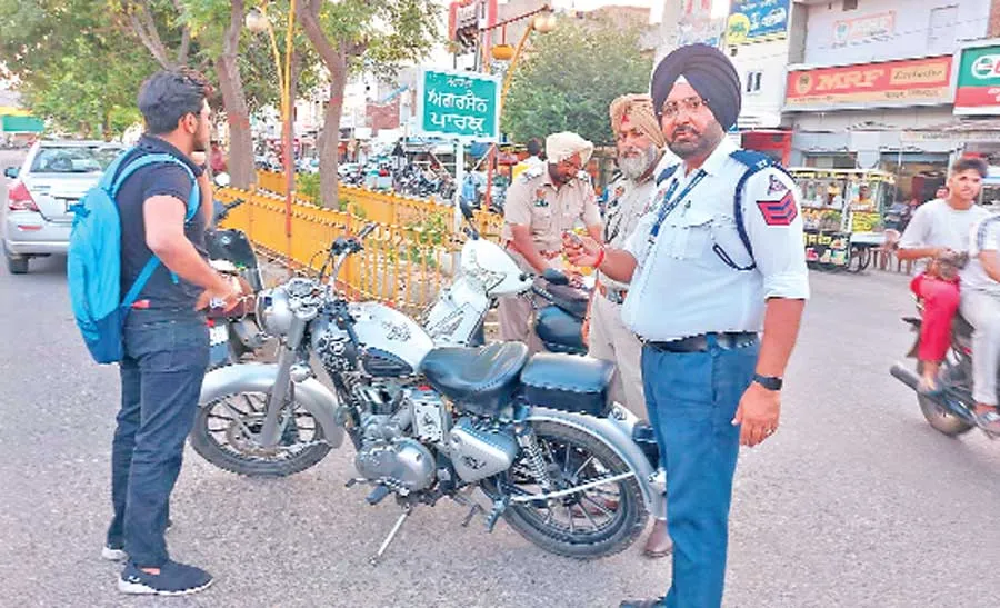 बुलेट बाईकों में पटाखे चलाने वालों की अब खैर नहीं, पुलिस ने की चैकिंग