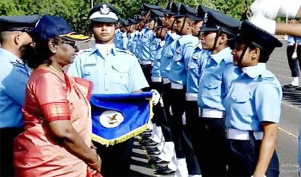 Telangana: राष्ट्रपति द्रौपदी मुर्मू ने हैदराबाद में वायु सेना अकादमी में स्नातक परेड की समीक्षा की