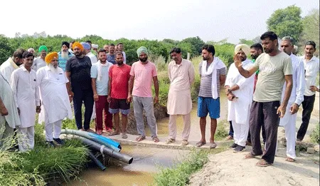 खोसा यूनियन के पदाधिकारियों ने ने पानी चोरी के लगाई पाइपें पकड़ी