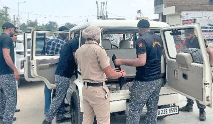 पंजाब पुलिस व ब्लैक कमांडो फोर्स ने की वाहनों की चैकिंग