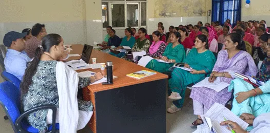 आशा वर्करों-एएनएम को दी मिशन इंद्रधनुष प्रोजेक्ट के बारे में जानकारी