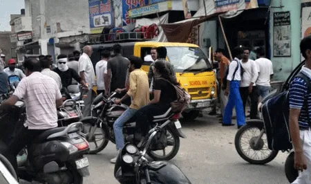 चलती स्कूल वैन में हुई स्पार्किंग