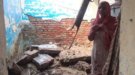 बारिश से विधवा महिला के कमरे की छत गिरी