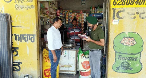 स्वास्थ्य विभाग की टीम ने तंबाकू बेचने वालों के चालान काटे