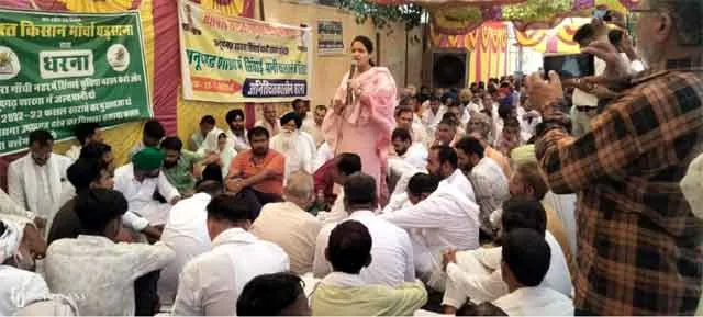 प्रशासन ठप करने पहुंचे किसान तो प्रशासन ने ताला लगाकर बंद किए दरवाजे