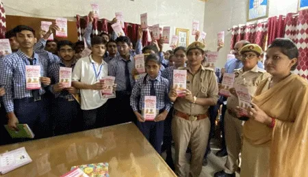 स्कूली छात्रों ने कोतवाली में जाकर समझी कानूनी प्रक्रिया