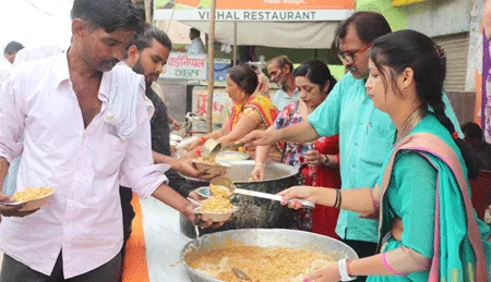 सारथी की रसोई 5 रुपये में भर रही जरूरतमन्दो का पेट