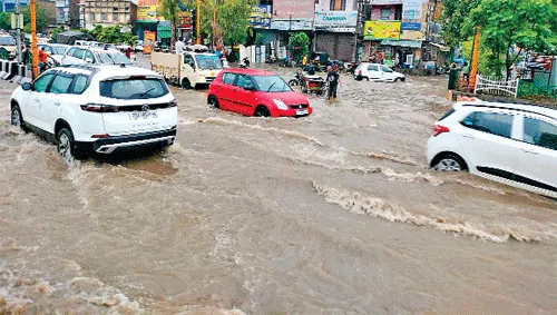 भारी बारिश से बठिंडा की सड़कें जलमग्न, गर्मी से राहत