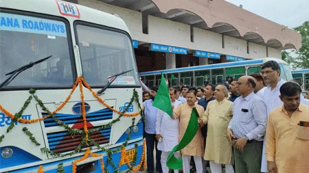 परिवहन मंत्री ने रोड़वेज बस को हरी झंडी दिखाकर किया रवाना