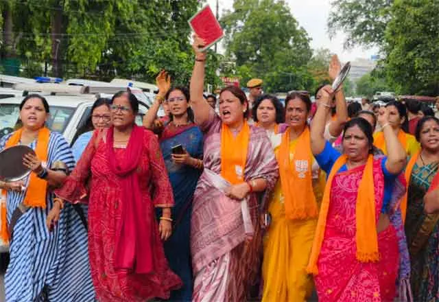 BJP Mahila Morcha : यूडीएच मंत्री शांति धारीवाल के आवास के बाहर किया विरोध प्रदर्शन