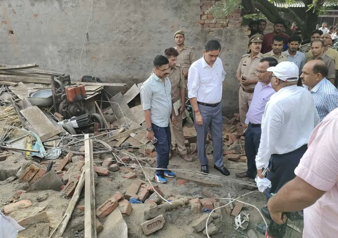 ग्राम मवई में सोते समय बरपा कहर, लेंटर गिरने से पति पत्नी दो पुत्रों की मौत