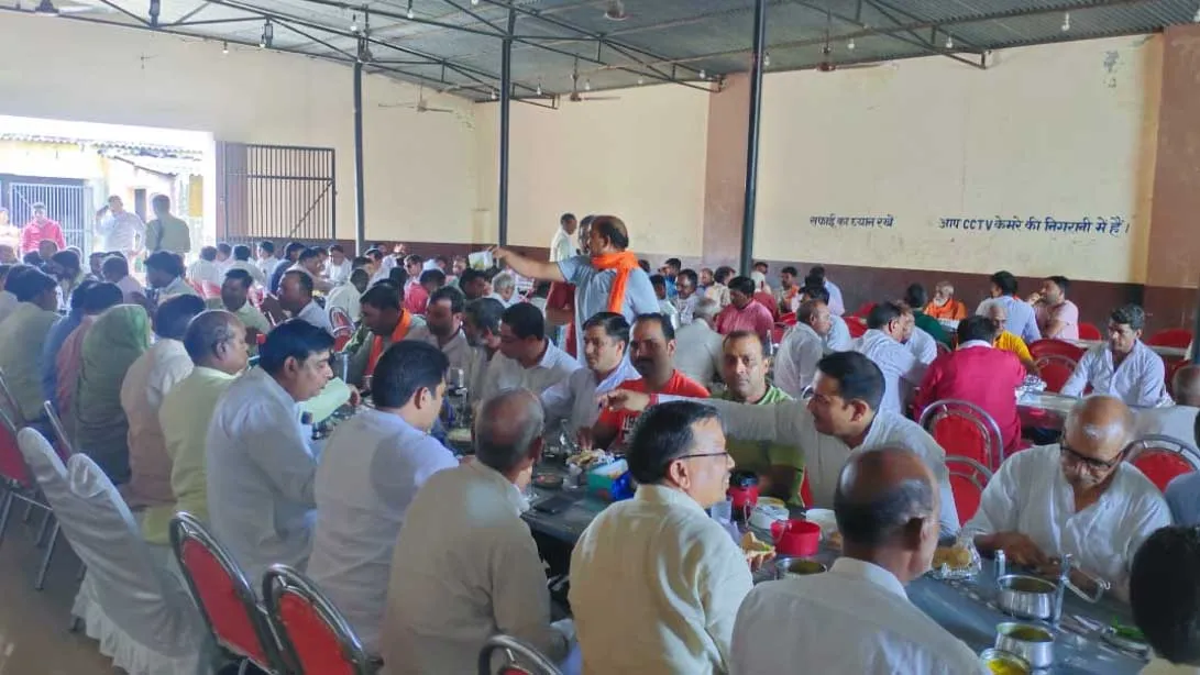 भाजपा ने की टिफिन बैठक, सांसद ने गिनाई उपब्धिया