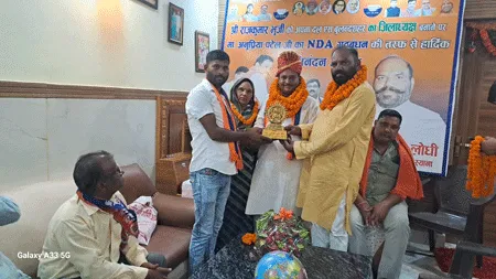 अपना दल एस के जिलाध्यक्ष राजकुमार भुर्जी का फूल माला पहनाकर व गौतम बुद्ध की स्मृति चिन्ह भेंट कर किया स्वागत