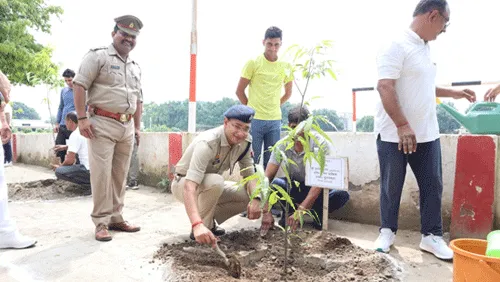 प्रदेश में लगाए जाएँगे 35 करोड़ पौधे, वरिष्ठ पुलिस अधीक्षक ने पुलिस लाइन में लगाया पौधा