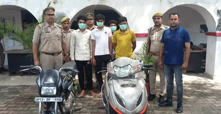 कोतवाली पुलिस ने चैकिंग के दौरान चार लुटेरों को किया गिरफ्तार लूटी गई बाइक व मोबाइल भी किया बरामद