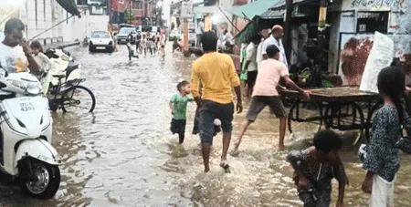 तेज वर्षा से कोतवाली रोड़ पर भरा पानी