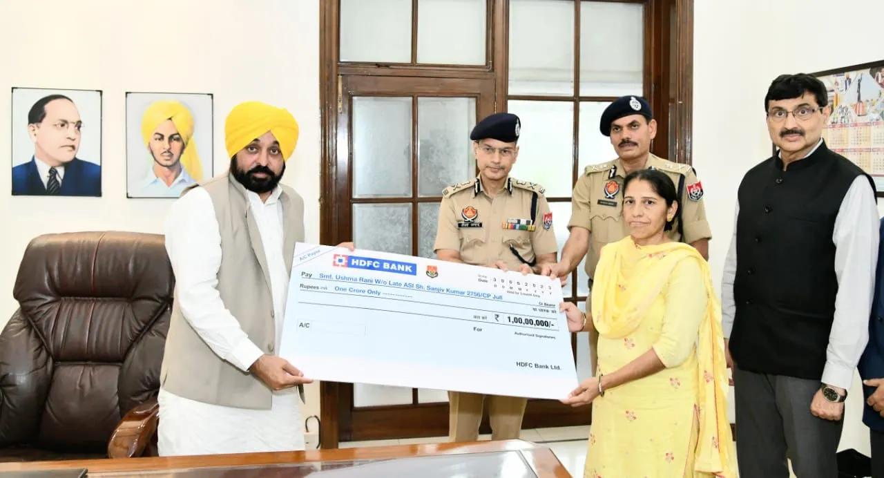 मुख्यमंत्री ने जान गंवाने वाले पुलिस मुलाजिमों के परिजनों को सौंपे 2 करोड़ के चैक