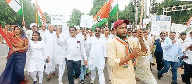 रोष: मणिपुर घटना को लेकर कांग्रेसियों ने निकाला पैदल मार्च