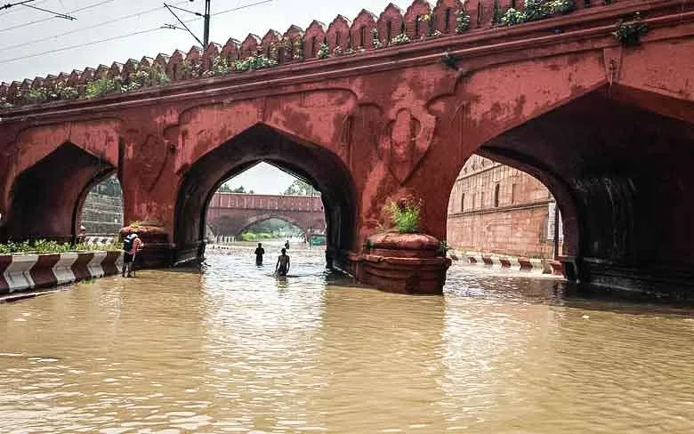 Delhi: स्मार्ट शहरों से पहले दिल्ली स्मार्ट हो पाती