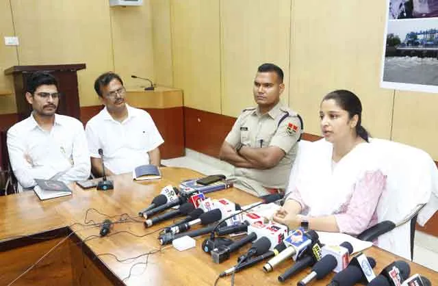 जिला कलक्टर ने घग्घर तटबंधों का दौरा कर अलर्ट मोड पर रहने के दिए निर्देश