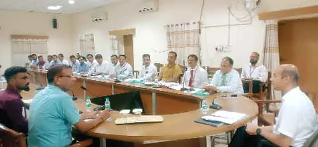 पीएम फसल बीमा योजना से जुड़ें अधिक से अधिक किसान, कलक्टर ने दिए निर्देश