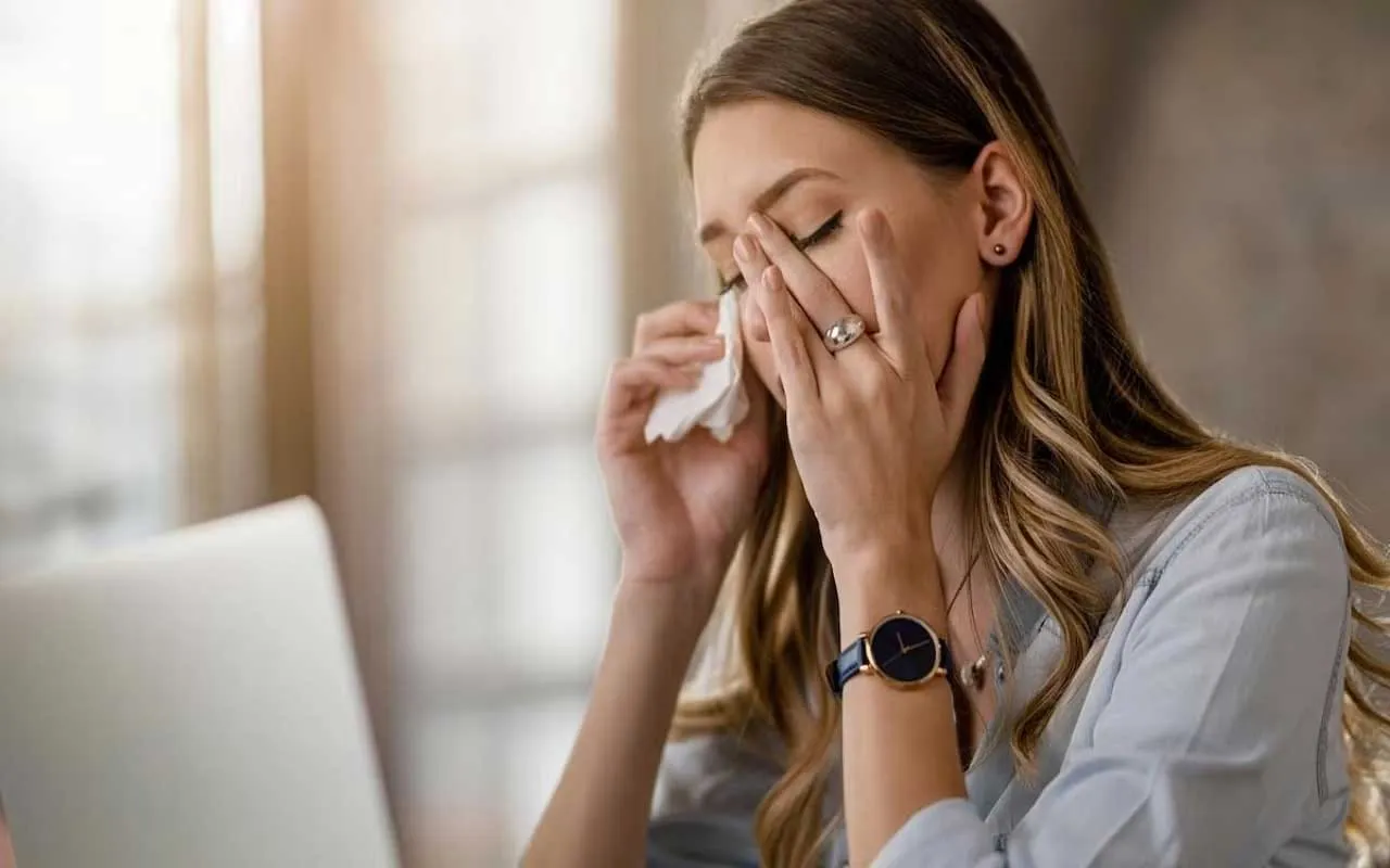 Eye Care Tips: बारिश के मौसम में आंखों की समस्या से हैं परेशान तो जान लें जरूरी समाधान