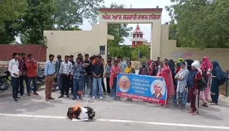 फाजिल्का में पंजाब स्टूडेंट्स यूनियन ने जिला भलाई अफसर का फूंका पुतला