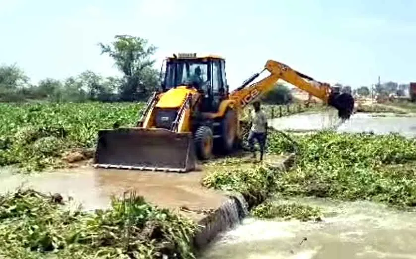 Flood : बाढ़ का खतरा, प्रशासन अलर्ट, सुरक्षित रहने की मुनादी
