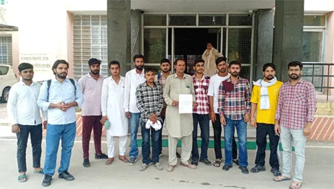 बसों का ठहराव न होने से परेशानी