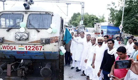 शिल्प एवं माटी कला बोर्ड अध्यक्ष ने हरी झंडी दिखाकर ट्रेन को किया रवाना