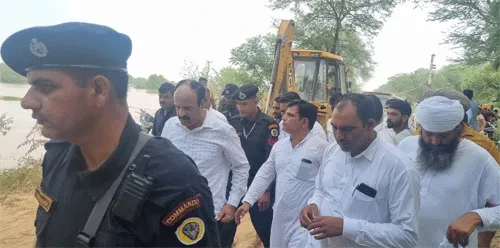 ऐलनाबाद हलके के बाढ़ प्रभावित गांव में पहुंचे समाजसेवी कप्तान मीनू बैनीवाल