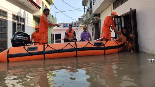 कई परिवारों के पास पानी व खाने की व्यवस्था तक भी नहीं