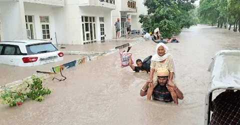 हजारों एकड़ फसलें पानी में डूबी, सड़कें जलमग्न, गांवों से टूटा संपर्क