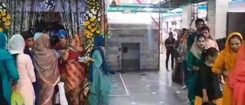 शिवालयों में उमड़ा श्रद्धा का सैलाब, किया जलाभिषेक