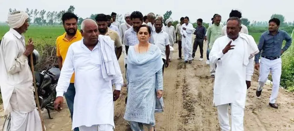 पीड़ित किसानों के बीच पहुंची भाजपा नेत्री, बांटा दर्द