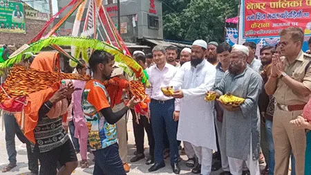 कैराना में शिवभक्तों पर मुस्लिमों ने की पुष्पवर्षा, बांटे फलाहार