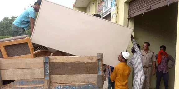 कोर्ट के आदेश पर खोला गया सीज गोदाम, कब्जे में लिया सामान