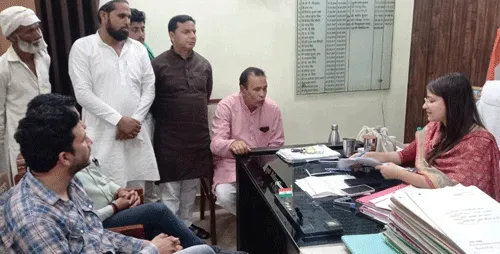 विभिन्न समस्याओं को लेकर एसडीएम से मिले ग्रामीण