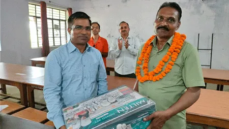 सेवानिवृत्ति पर चतुर्थ श्रेणी कर्मचारी को दी भावभीनी विदाई