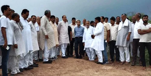 बाढ़ प्रभावित गांवों में पहुंचे भाजपा नेता, डीएम-एसडीएम रहे मौजूद
