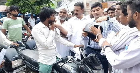सामाजिक संस्था ने बाइक चालकों को बांटे हेलमेट