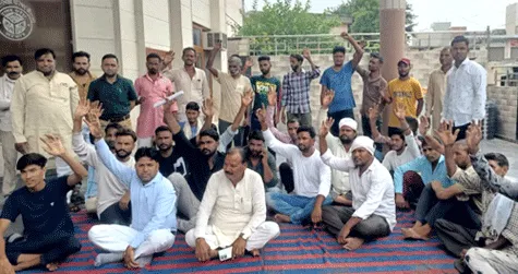 कैराना नपा के सफाई कर्मचारी आपस में भिड़े, धरना-प्रदर्शन