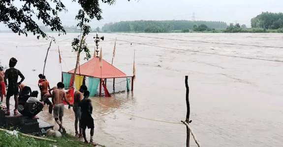 यमुना नदी में छोड़ा 2.94 लाख क्यूसेक पानी, हाईअलर्ट